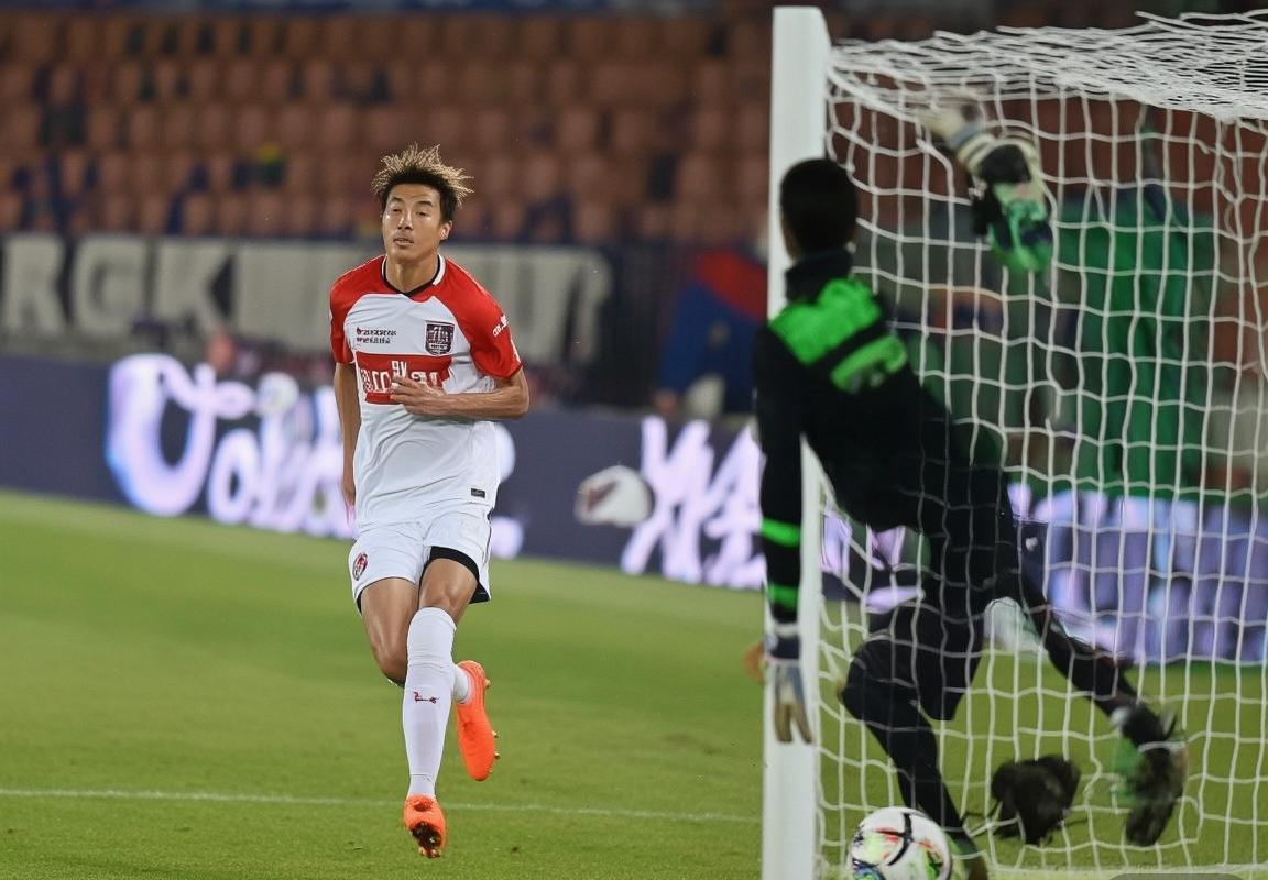 上港鲁能关键对决解析：战术揭秘与精彩瞬间回顾(图3)